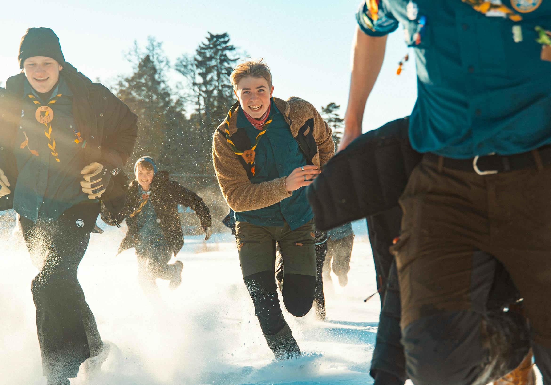 Scouter springer genom snö