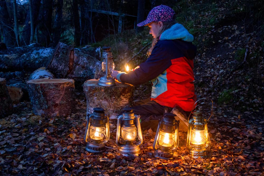 Tänder stormlyktor