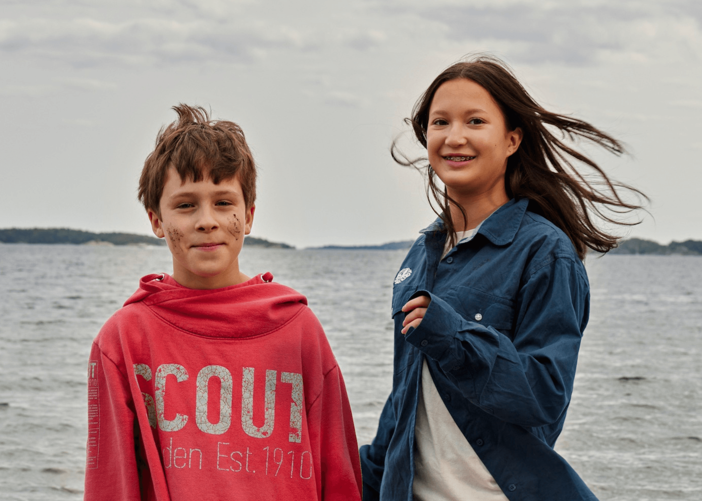 Två scouter står framför vatten