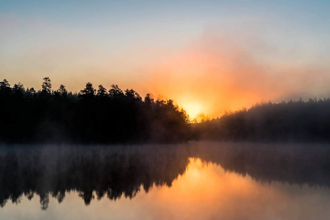 Soluppgång över sjö