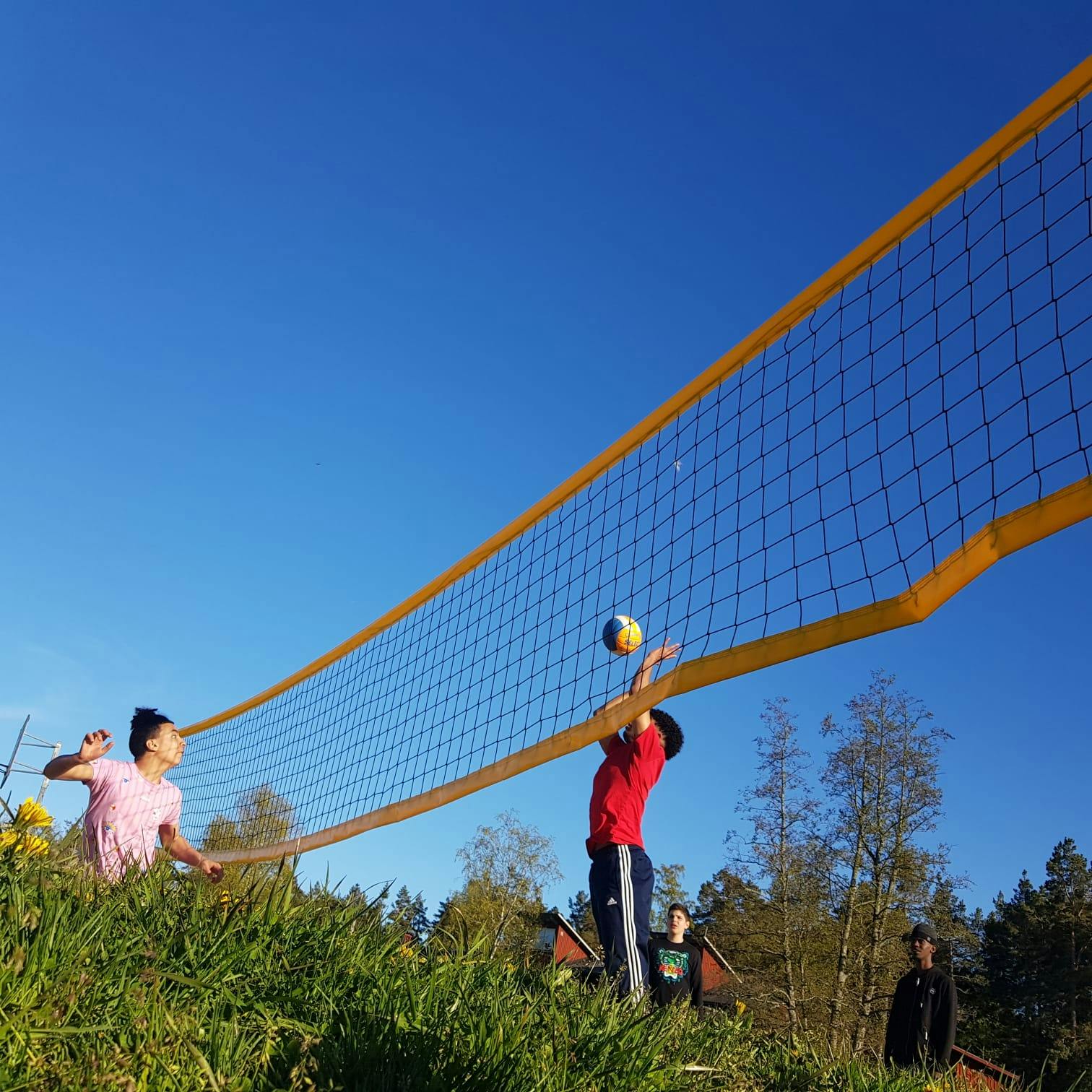 Två ungdomar från projektet "Äg din natur" spelar volleyboll