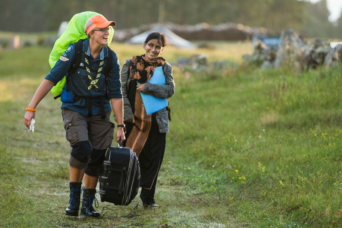 20170804 Malin Duveblad bär en resväska åt en utländsk deltagare på Jamboree17 på Rinkabyfältet. Foto: Magnus Fröderberg