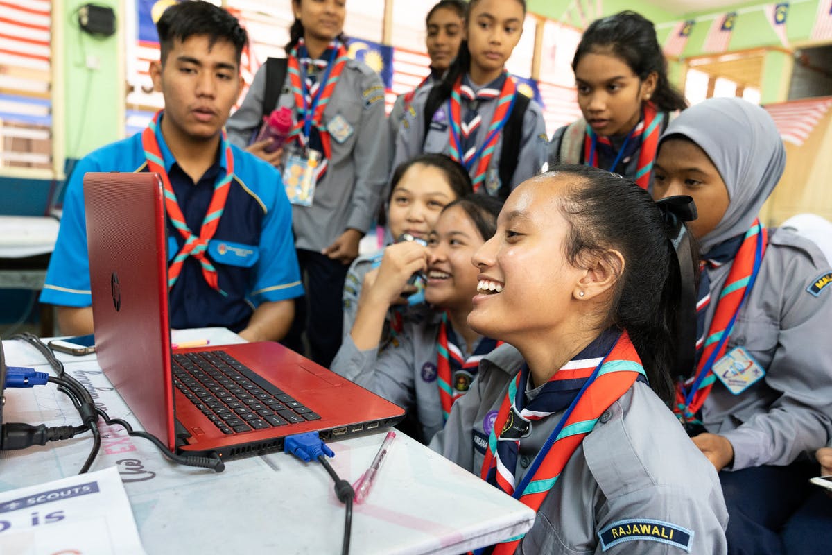 Scouter från Malaysia sitter vid en dator