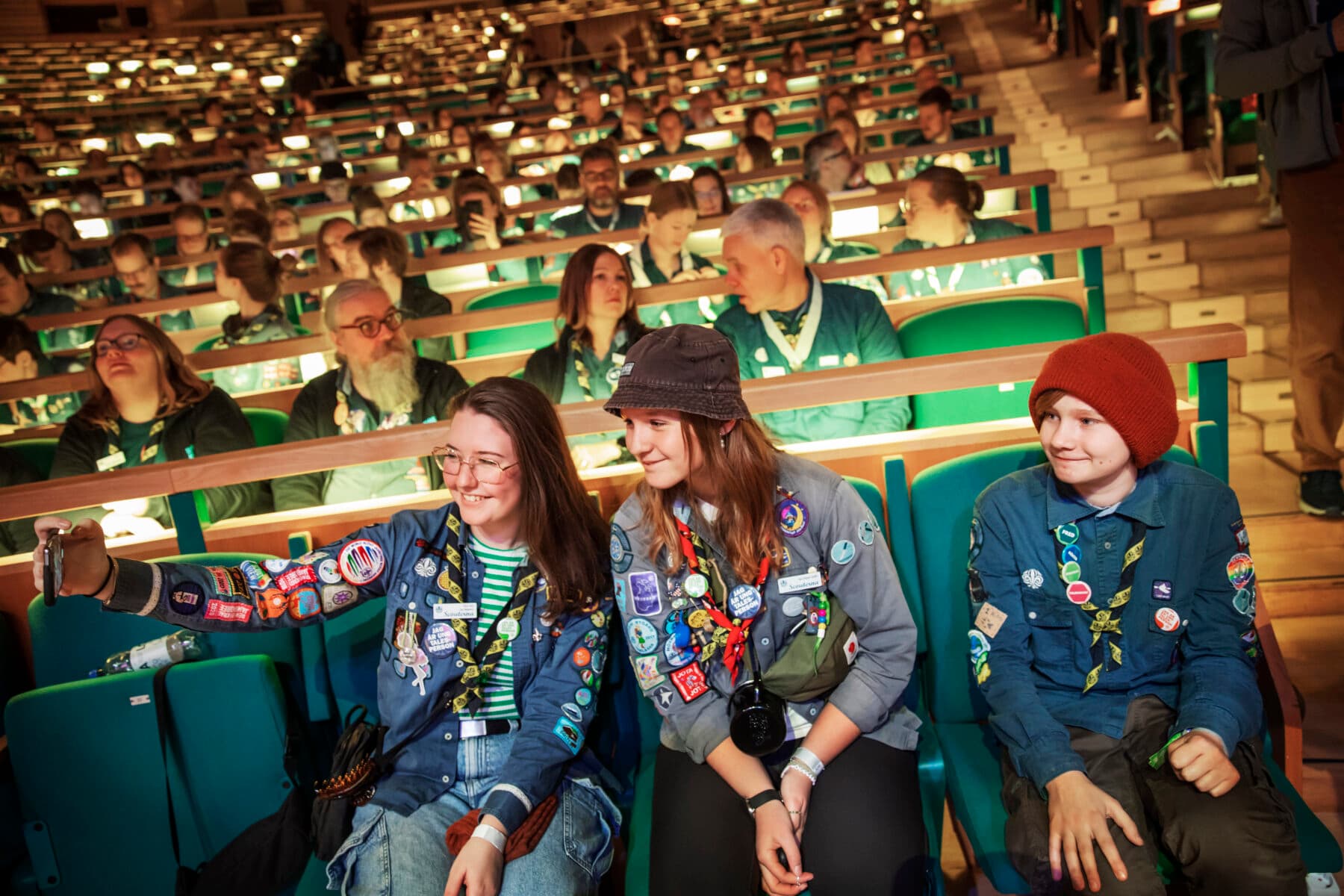 Glada scouter på demokratijamboree i Aula Magna 2022