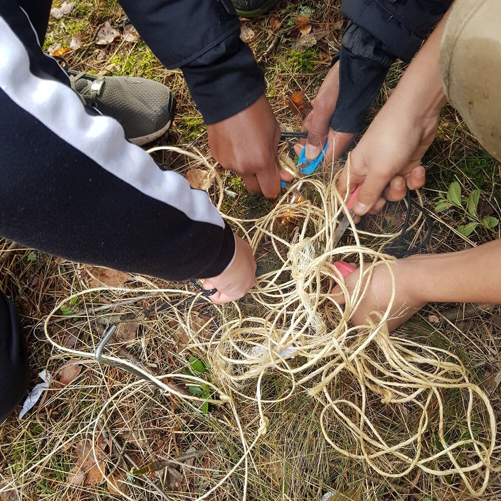 Äg din natur- ungdomar övar på att göra upp eld