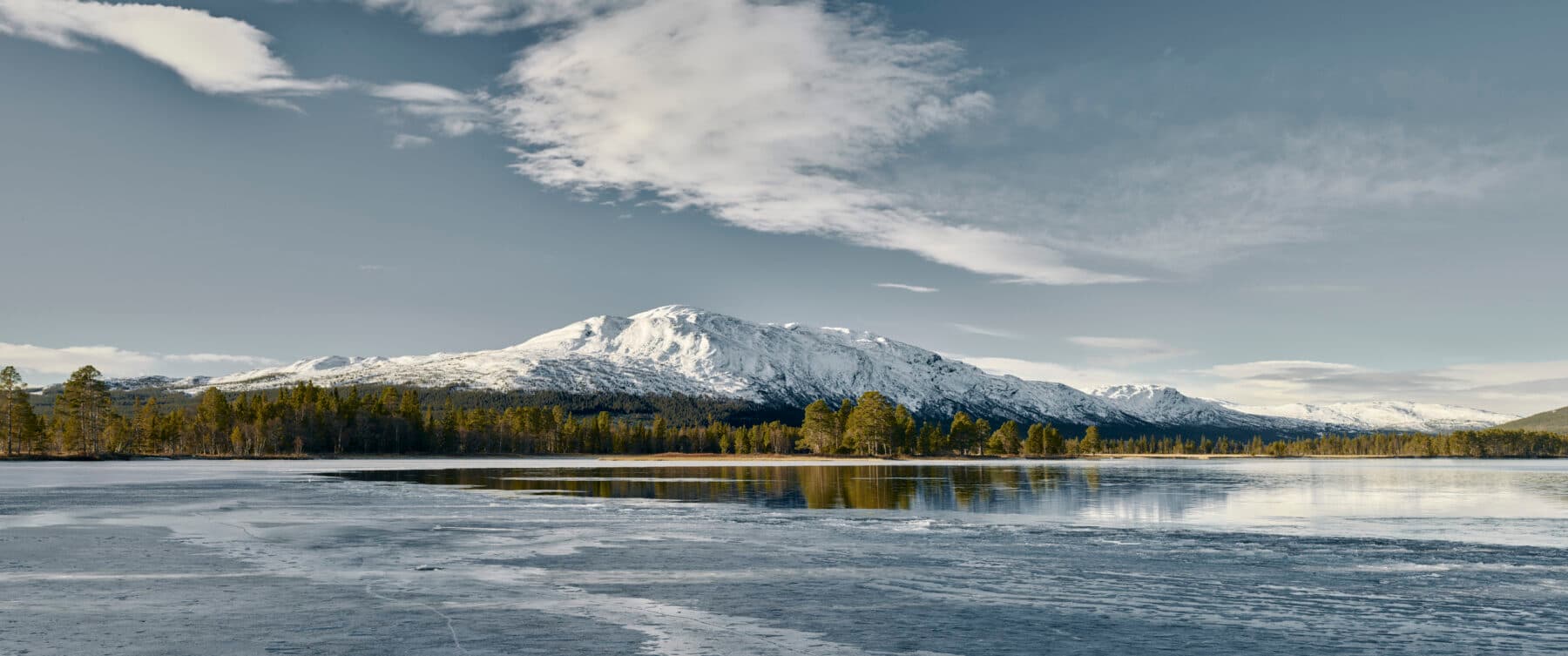 frusen sjö med Ottfjället i bakgrunden