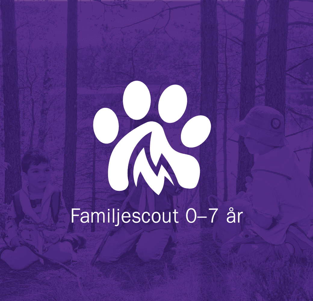 En vit symbol av en tass med ett fjällmotiv i mitten, texten "Familjescout 0–7 år" står under symbolen mot en lila bakgrund som visar barn i skogen.