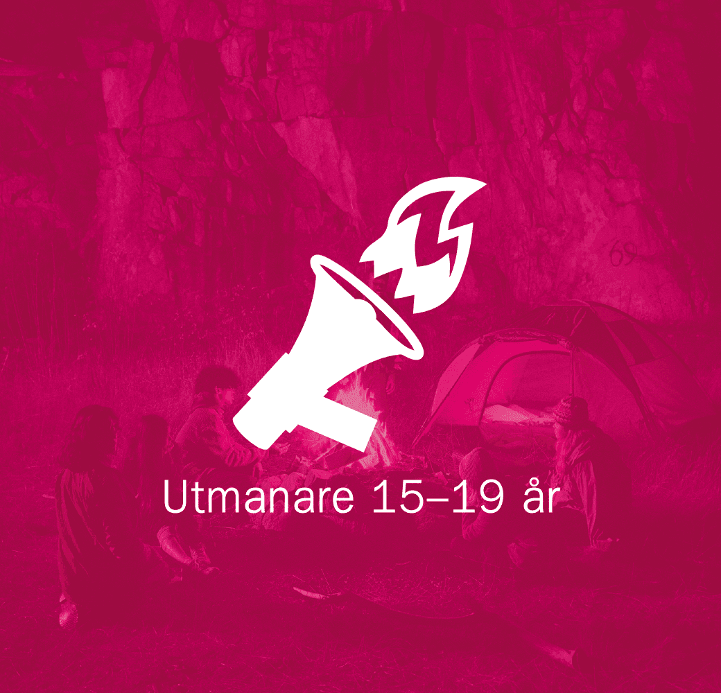 En rosa bakgrund med en grupp personer som sitter runt en eld framför en tält i naturen. En vit symbol av en megafon med en eldflamma och texten "Utmanare 15–19 år" är placerad i mitten.