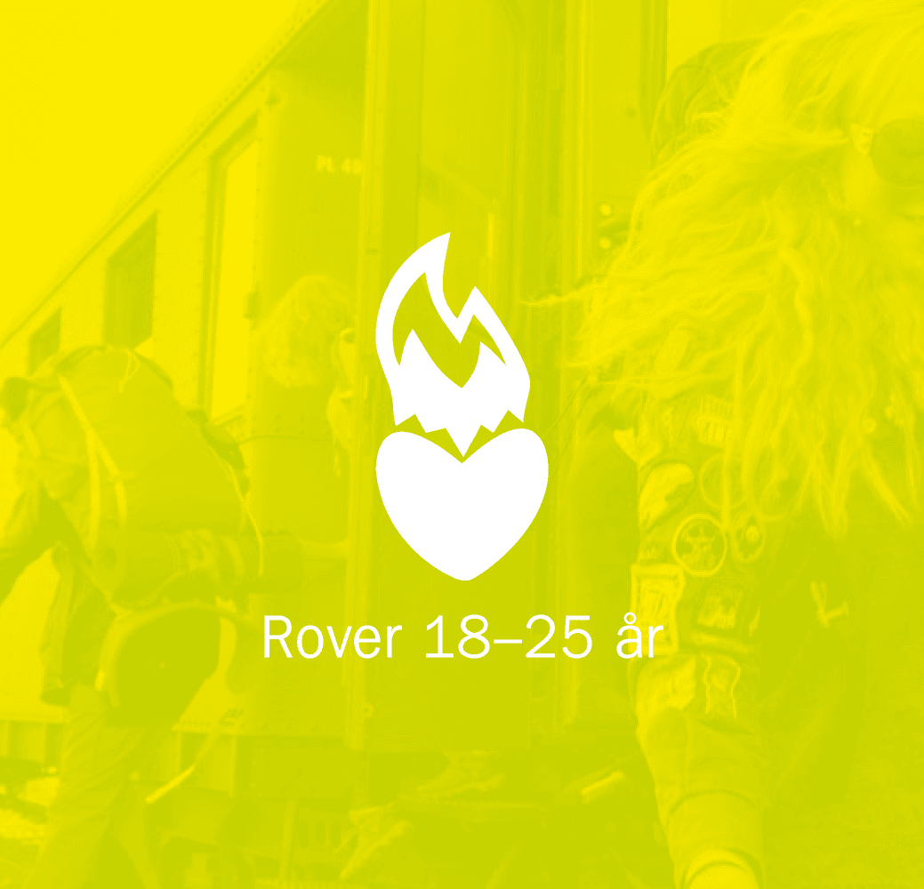 Gultonad bild med en vit symbol som visar en hjärta med en eld ovanpå. Texten "Rover 18–25 år" är placerad under symbolen, och i bakgrunden syns personer med ryggsäckar som går av ett tåg.