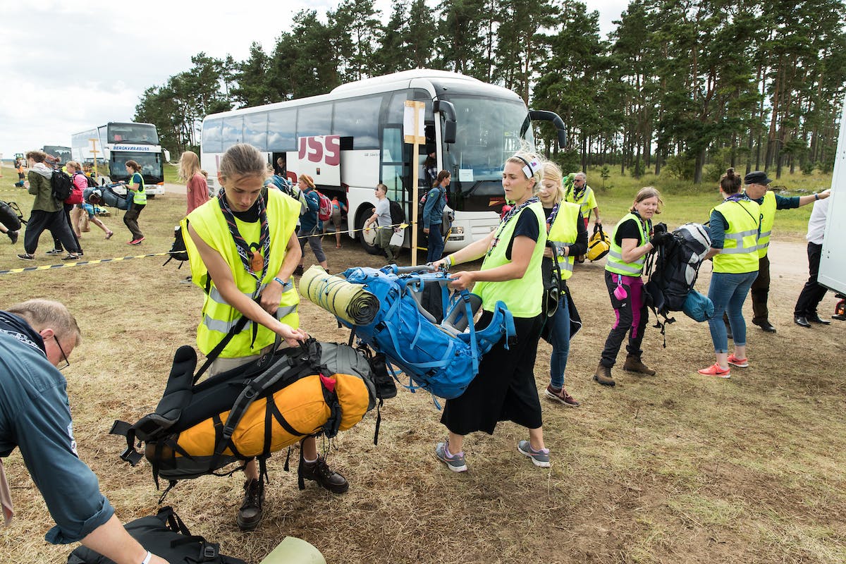 20170805 Jamboree17 på Rinkabyfältet. Deltagarna anländer till lägret och börjar bygga. buss anländer till Rinkaby. Foto: Magnus Fröderberg